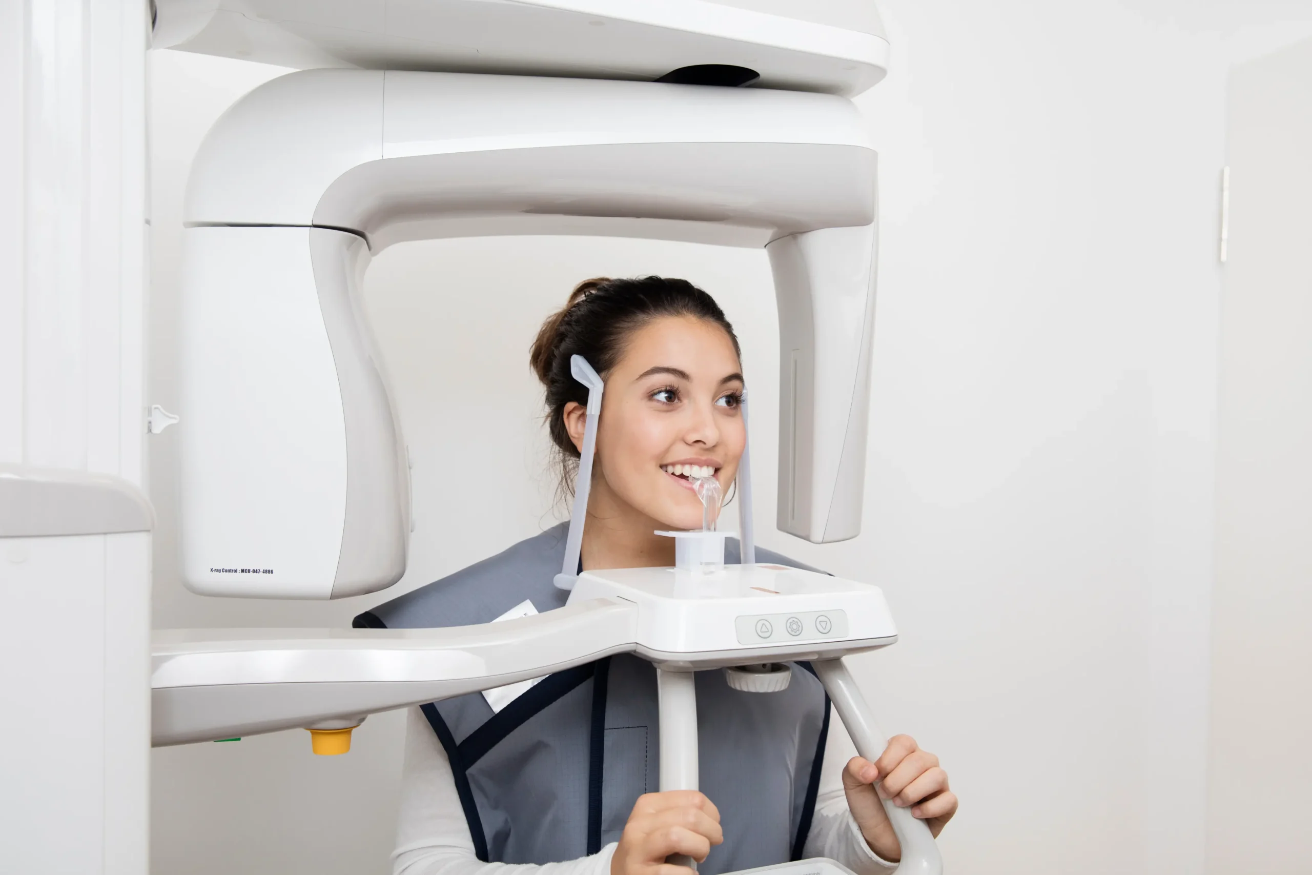 Mädchen im 3D Röntgen Gerät zu 3D Diagnostik Kiefer und 3D Diagnostik Kiefergelenk