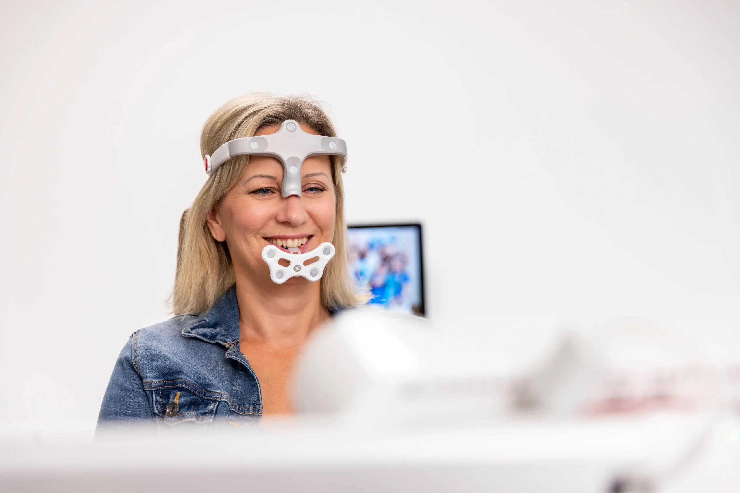 Frau, bei der ganzheitliche Funktionsdiagnostik Kieferorthopädie durchgeführt wird und eine Bissanalyse und Okklusionsdiagnostik erstellt wird.