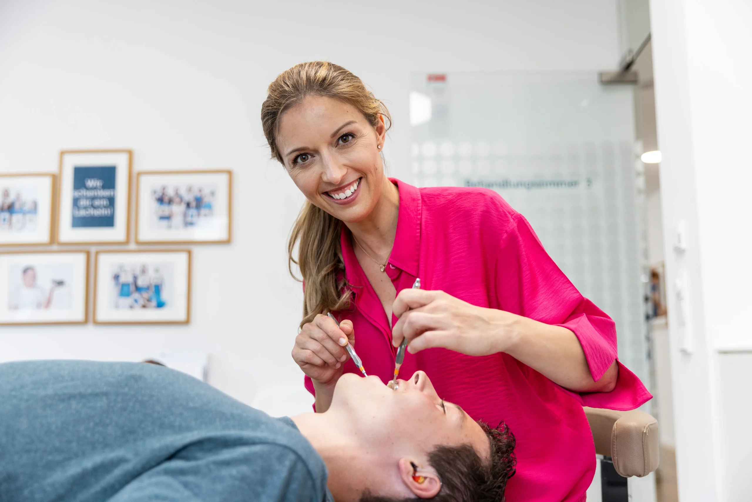 Kontrollsitzung bei einem jugendlichen Patienten mit Kontrolle der Positionierung der Brackets