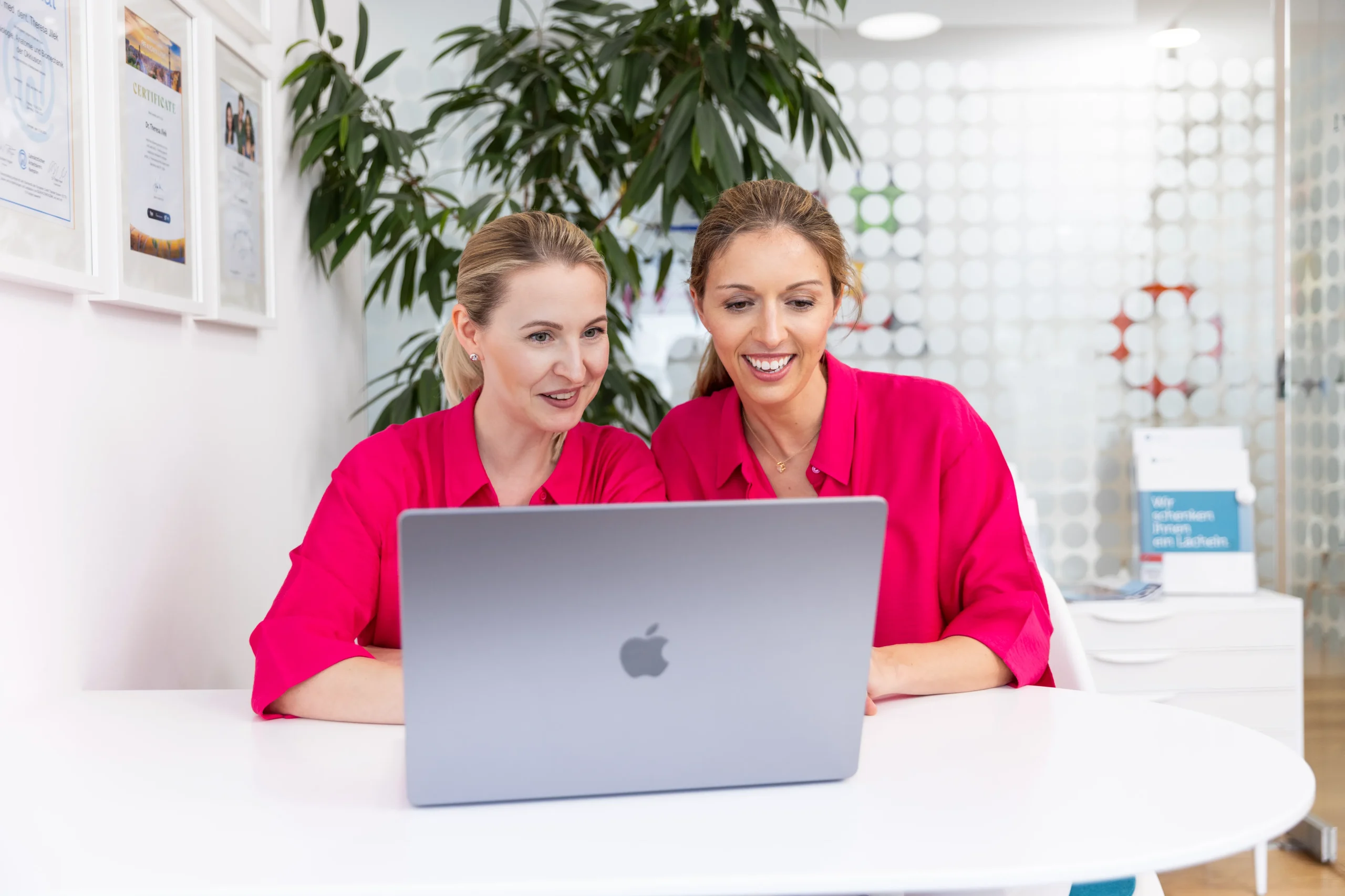 2 aus KFO spezialisiert Zahnärztinnen machen eine digitale Analyse des Röntgenbildes für ganzheitliche Kieferorthopädie nach KFO360° Konzept