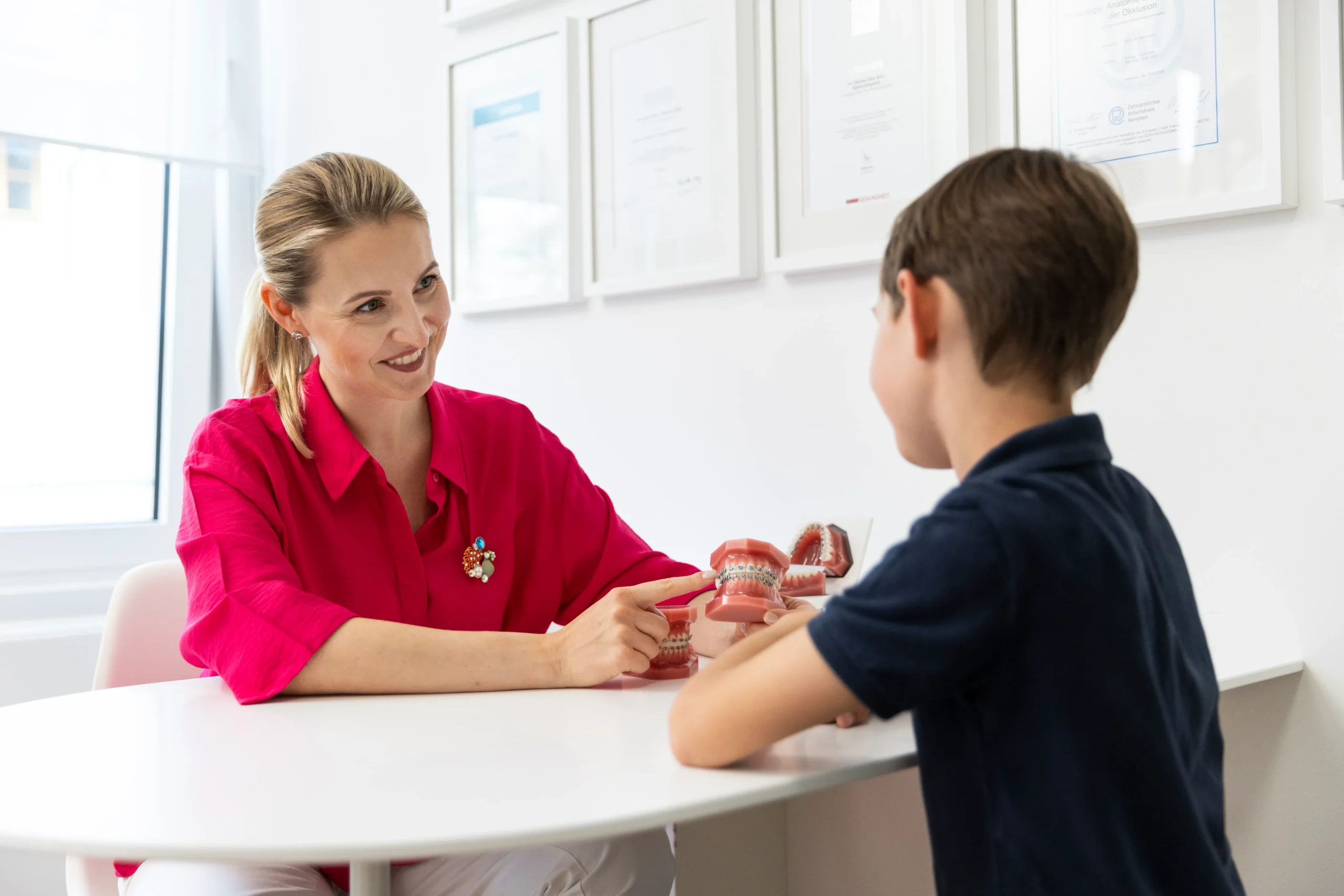 Schnachren, verkürztes Zungenbändchen, myofunktionelle Therapie, Zungenruhelage, Atemwegsverengung, Kieferentwicklung, Frühbehandlung Kinder. Das alles wird bei der Erstuntersuchung angeschaut und anschließend mit dem Patienten bzw. den Eltern besprochen.