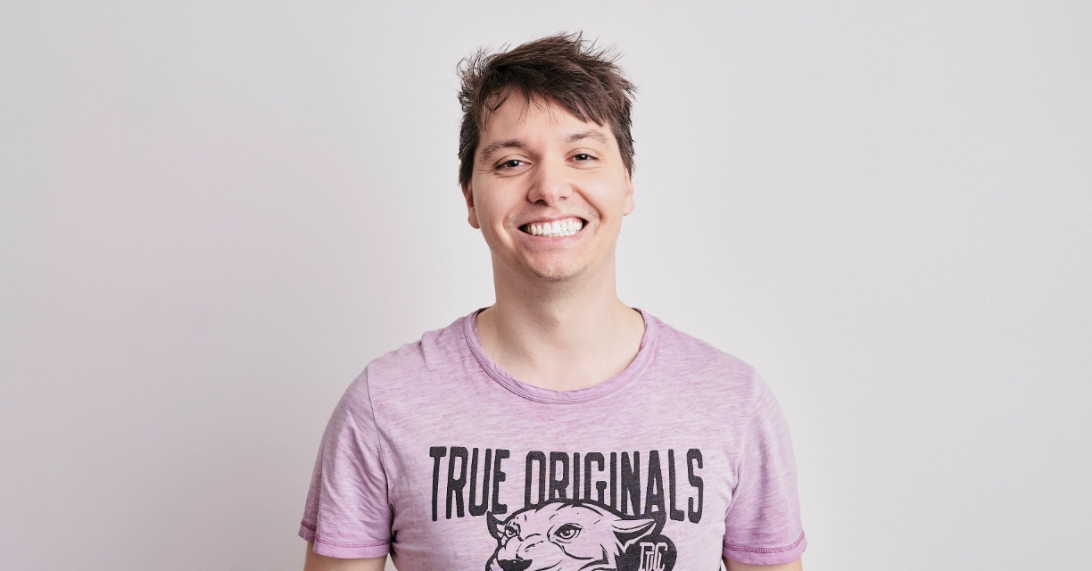 Patient mit maximaler Zufriedenheit über die kieferorthopädische Behandlung mit einer festen Zahnspange im Erwachsenenalter