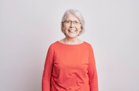 attraktives Lächeln im hohen Alter dank ganzheitliche CMD Therapie München Süd und funktioneller Kieferorthopädie München Süd.