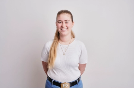 Patientenzufriedenheit Praxis für Kieferorthopädie Wolfratshausen sieht man an dem Lächeln der Patientin.