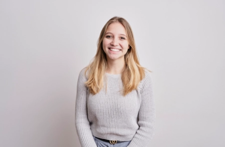 Attraktive Zähne dank ganzheitlicher Kieferorthopädie München Süd hat die junge Ärztin erhalten und ist sehr dankbar darüber trotz Zweitbehandlung, denn Sie hat jetzt kein starkes Kopfweh und Nackenverspannungen mehr.