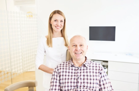 auf CMD und Kieferorthopädie spezialisierte Zahnärztin Dr. Welker zusammen mit einem Patienten mit craniomandibulärer Dysfunktion und Kiefergelenkschmerzen